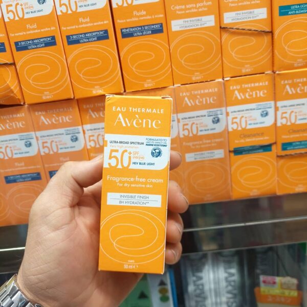 ضد آفتاب اون Ultra Light مناسب پوست نرمال تا مختلط حساس حجم 50 میل